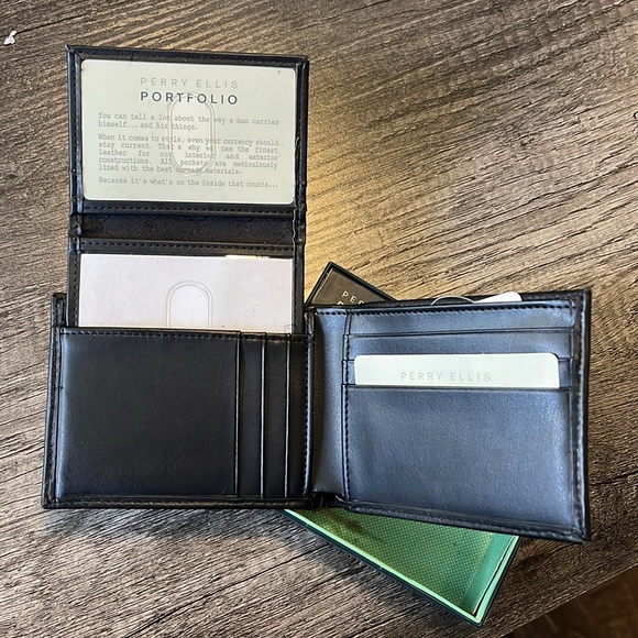 Perry Ellis Portfolio wallet with removable id sleeve in black leather. - Picture 3 of 5